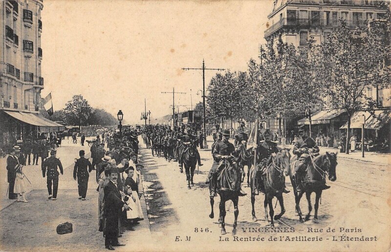 Carte postale ancienne Vincennes - Rue De Paris - La Rentree De L'Artillerie - Etendart à Vincennes