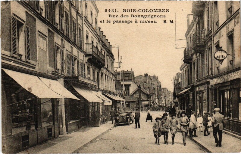 Carte postale ancienne Bois-Colombes Rue des Bourguignons Passage a niveau Railway à Bois-Colombes