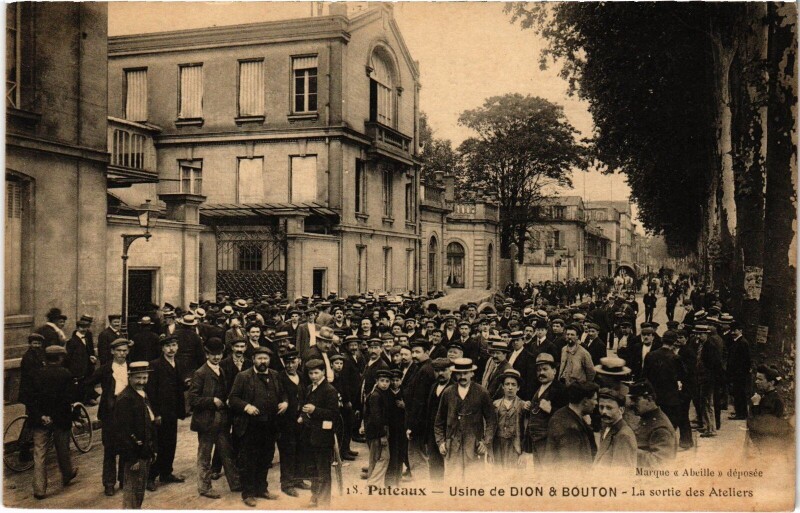 Carte postale ancienne Puteaux Usine Dion-Bouton Sortie des Ateliers à Puteaux