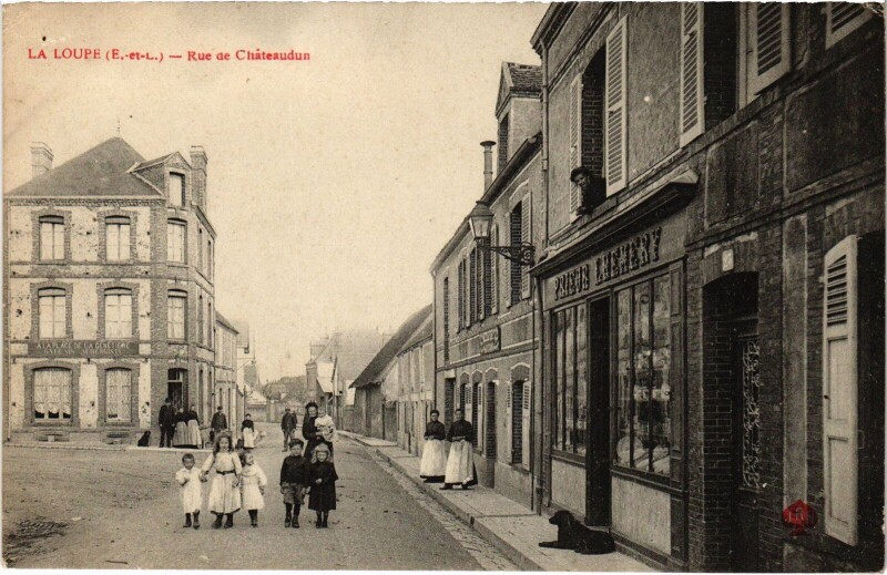 Carte postale ancienne La Loupe Rue de Chateaudun à La Loupe