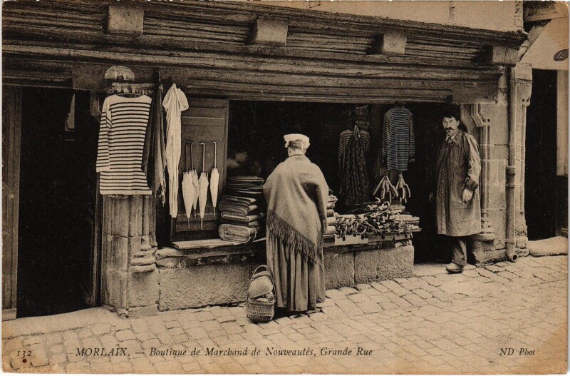 Carte postale ancienne Morlaix boutique de Marchand de Nouveautés à Morlaix