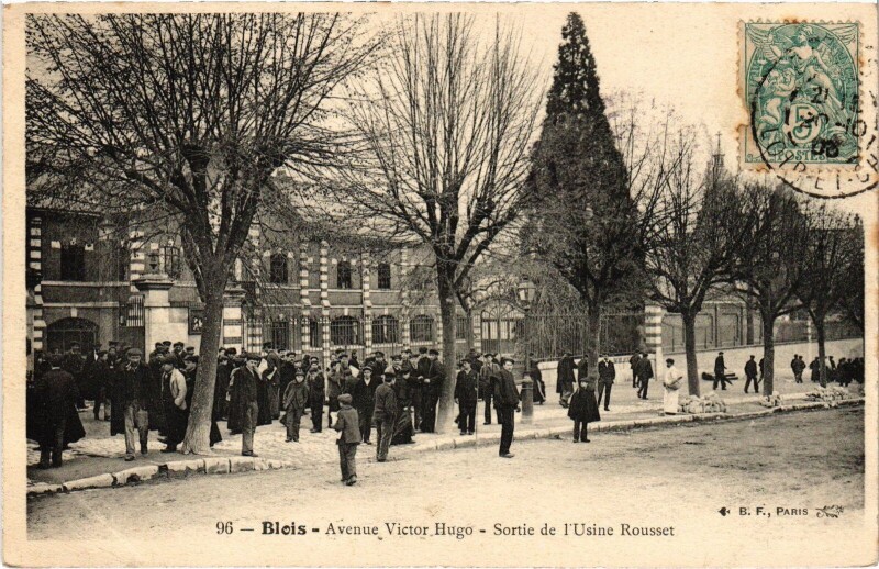Carte postale ancienne Blois Avenue Victor Hugo Sortie de l'Usine Rousset à Blois