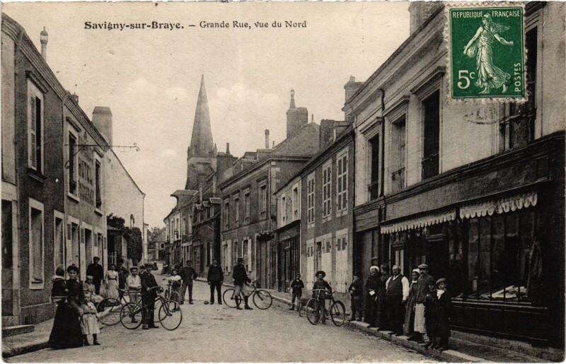Carte postale ancienne Savigny-sur-Braye Grande Rue à Savigny-sur-Braye