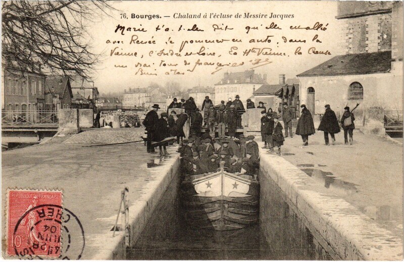 Carte postale ancienne Bourges Chaland Ecluse de Messire Jacques à Bourges