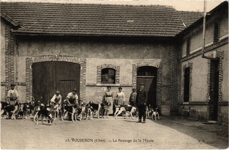 Carte postale ancienne Vouzeron Le Pansage de la Meute à Vouzeron