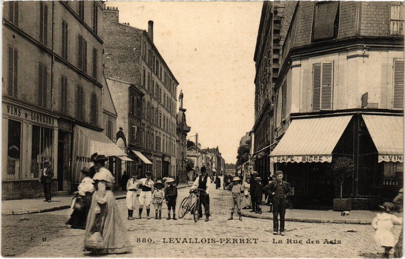 Carte postale ancienne Levallois-Perret Rue des Arts à Levallois-Perret