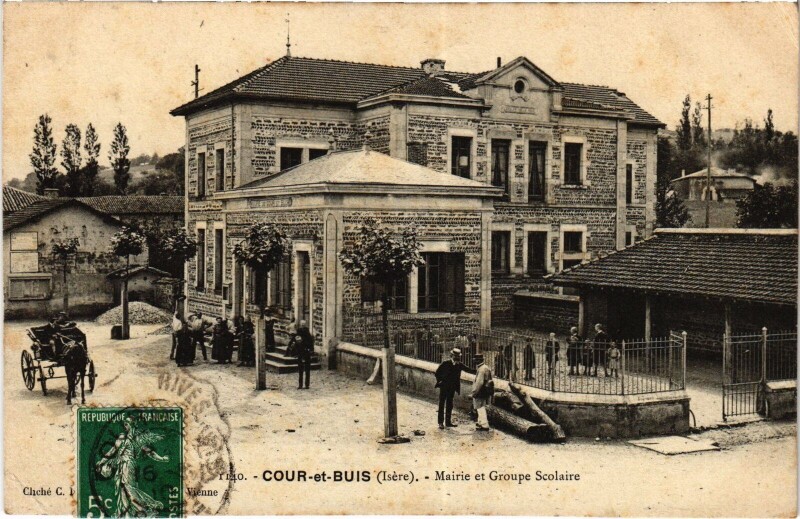 Carte postale ancienne Cour-et-Buis Mairie Groupe Scolaire à Cour-et-Buis