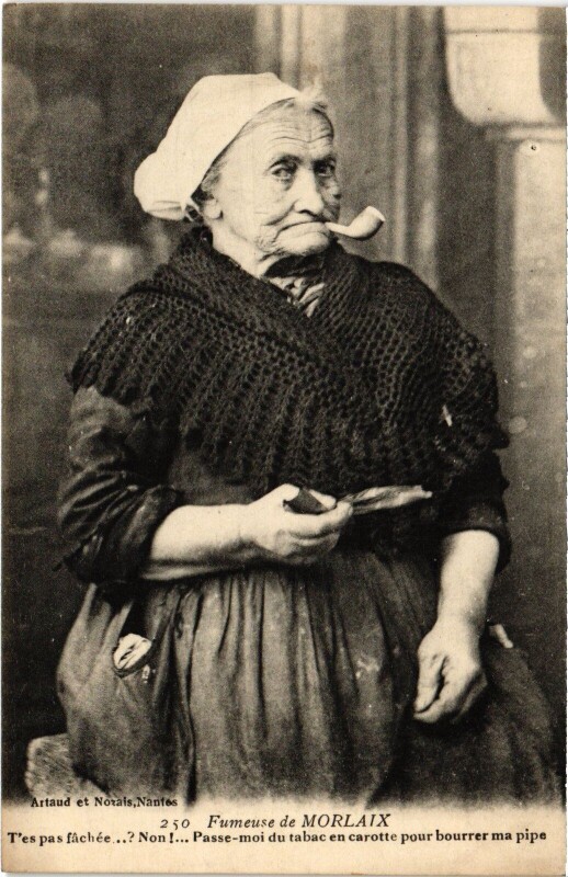 Carte postale ancienne Morlaix Fumeuse Folklore à Morlaix