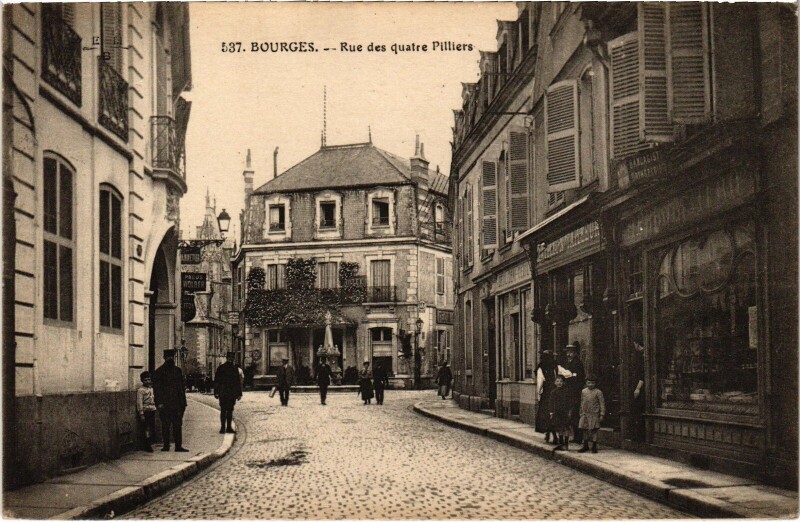 Carte postale ancienne Bourges Rue des quatre Pilliers à Bourges