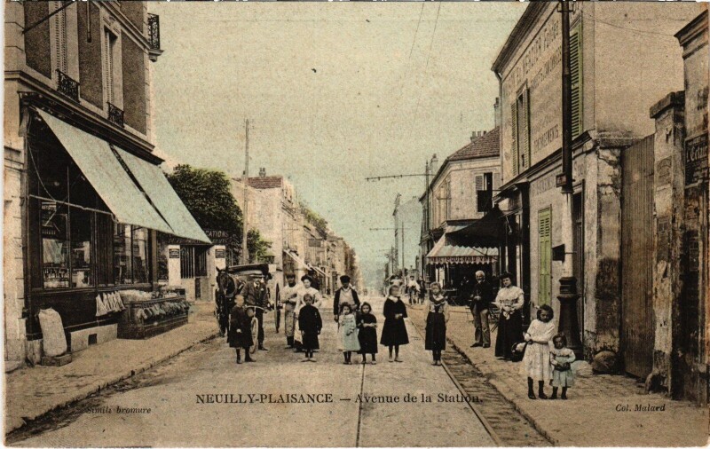 Carte postale ancienne Neuilly-Plaisance Avenue de la Station à Neuilly-Plaisance