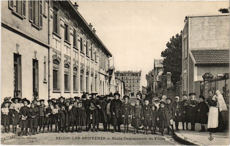 Carte postale ancienne Bécon-les-Bruyeres Ecole Communale de Filles