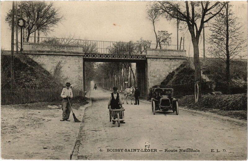Carte postale ancienne Boissy-Saint-Léger Route Nationale à Boissy-Saint-Léger