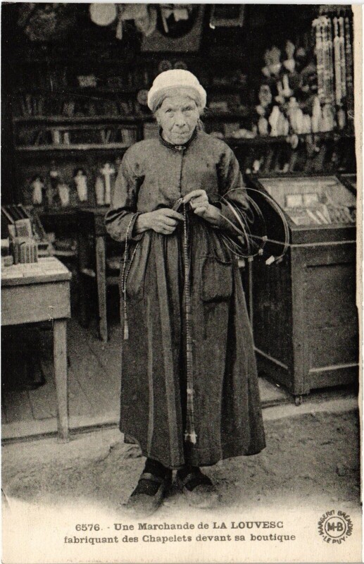 Carte postale ancienne La Louvesc une marchande fabriquant des Chapelets Folklore