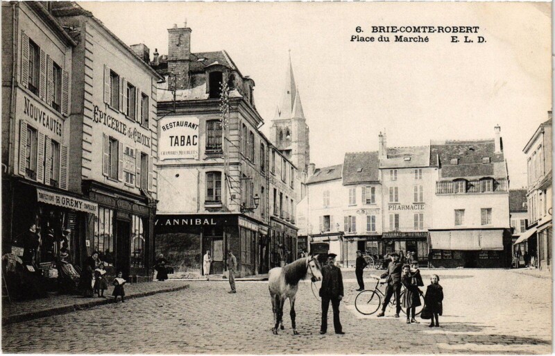 Carte postale ancienne Brie-Comte-Robert Place du Marché à Brie-Comte-Robert