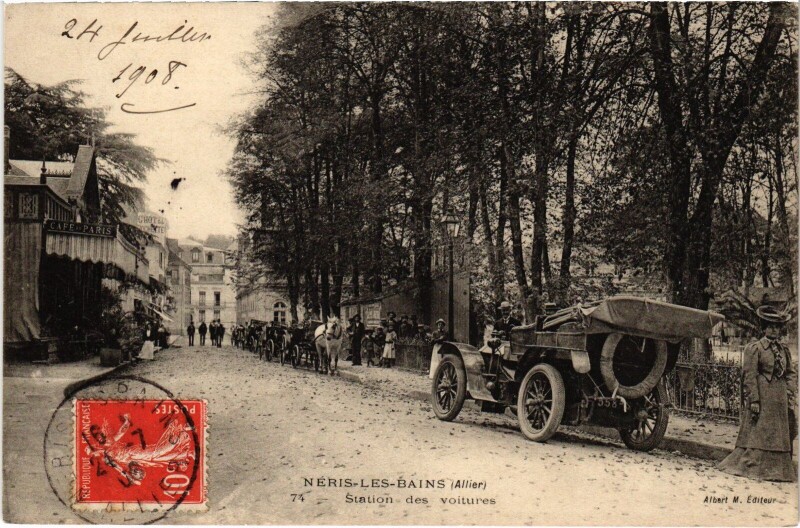 Carte postale ancienne Néris-les-Bains Station des voitures à Néris-les-Bains