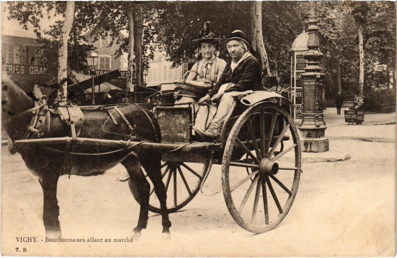 Carte postale ancienne Vichy Boubonnaises allant au marché à Vichy