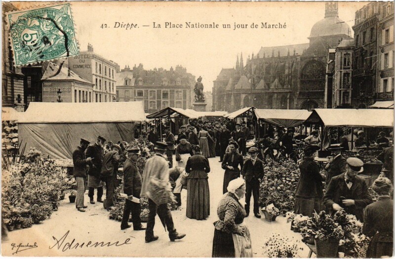Carte postale ancienne Dieppe Place National un jour du marché à Dieppe