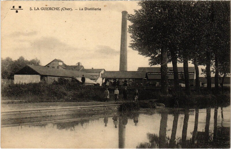 Carte postale ancienne La Guerche La Distillerie