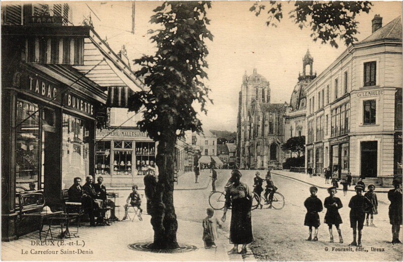 Carte postale ancienne Dreux Le Carrefour Saint-Denis à Dreux