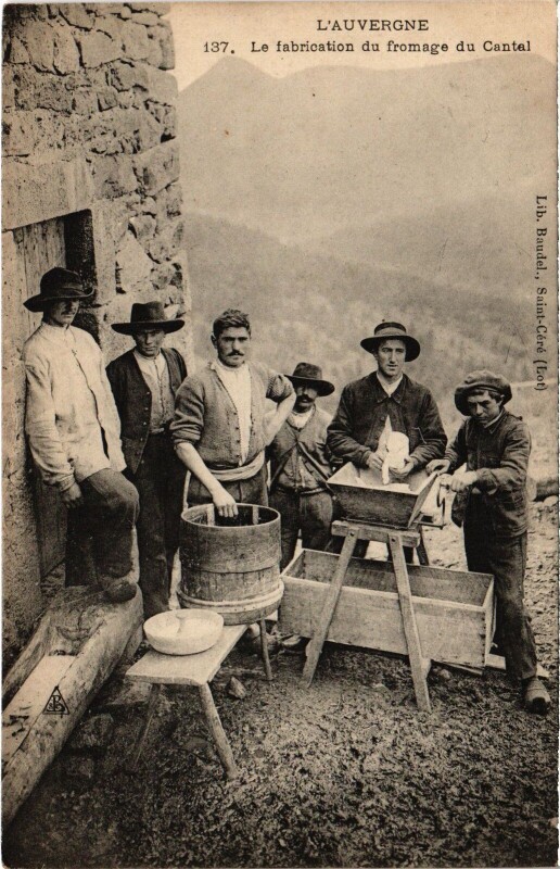 Carte postale ancienne Auvergne Fabrication du fromange en Cantal Folklore