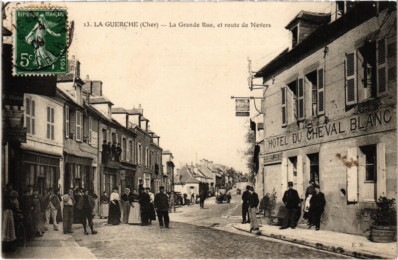 Carte postale ancienne La Guerche Grande Rue Route de Nevers