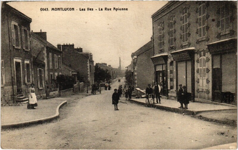 Carte postale ancienne Montlucon Les Iles Rue Apienne