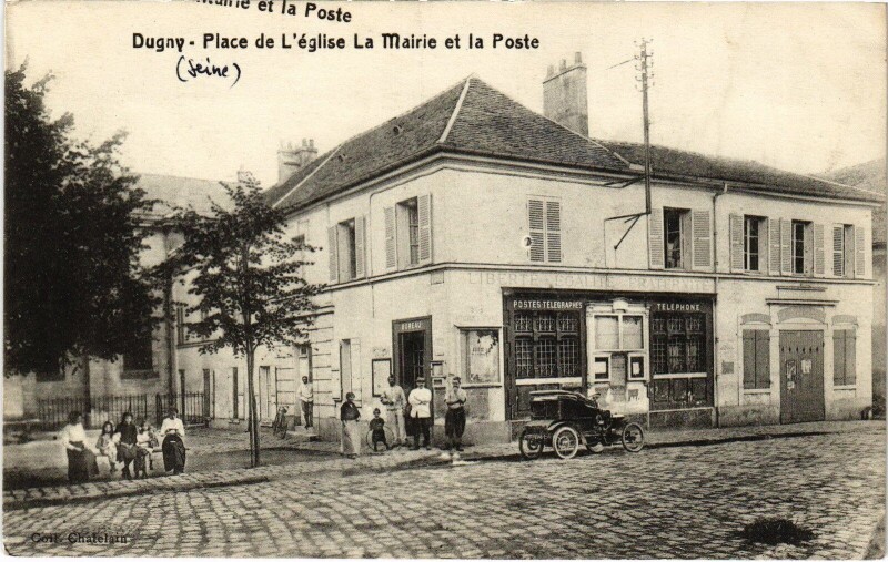 Carte postale ancienne Dugny Place de l'Eglise Mairie et Poste à Dugny