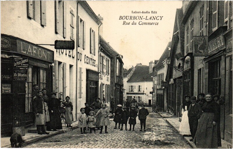 Carte postale ancienne Bourbon-Lancy rue du Commerce à Bourbon-Lancy