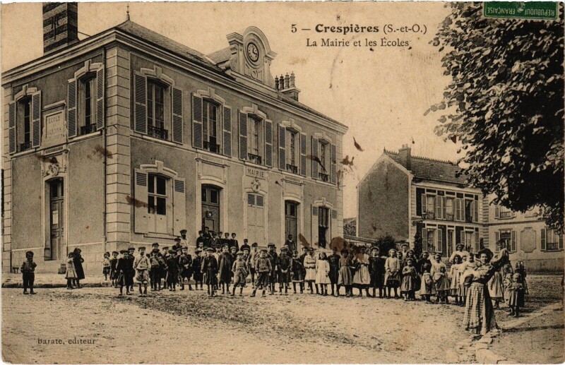 Carte postale ancienne Crespieres La Mairie et les Ecoles