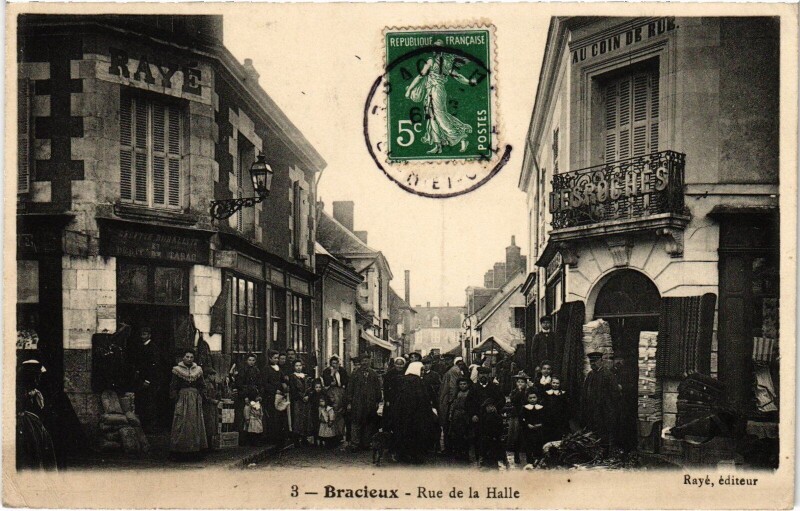 Carte postale ancienne Bracieux Rue de la halle à Bracieux