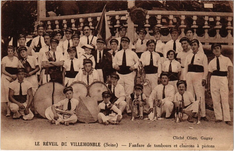 Carte postale ancienne Le Réveil de Villemomble Fanfare de tambours et clairons a pisons à Villemomble