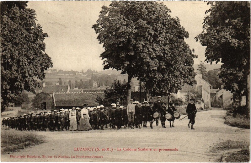 Carte postale ancienne Luzancy Colonie Scolaire en promenade à Luzancy