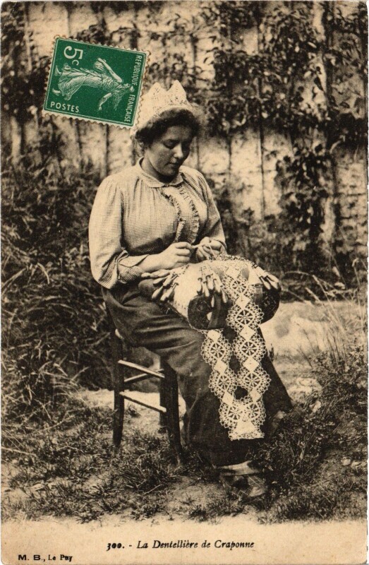 Carte postale ancienne Craponne dentelliere Folklore