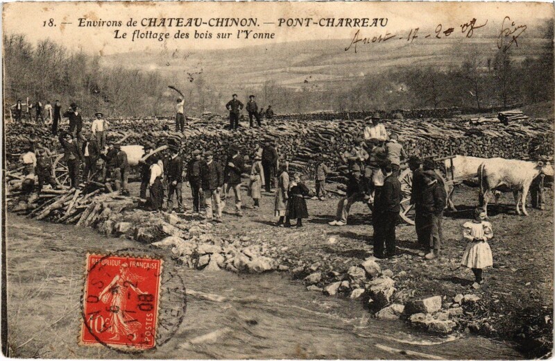 Carte postale ancienne Pont-Charreau Le flottage des bois Folklore