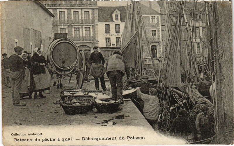 Carte postale ancienne Beteau de peche debarquement du poisson