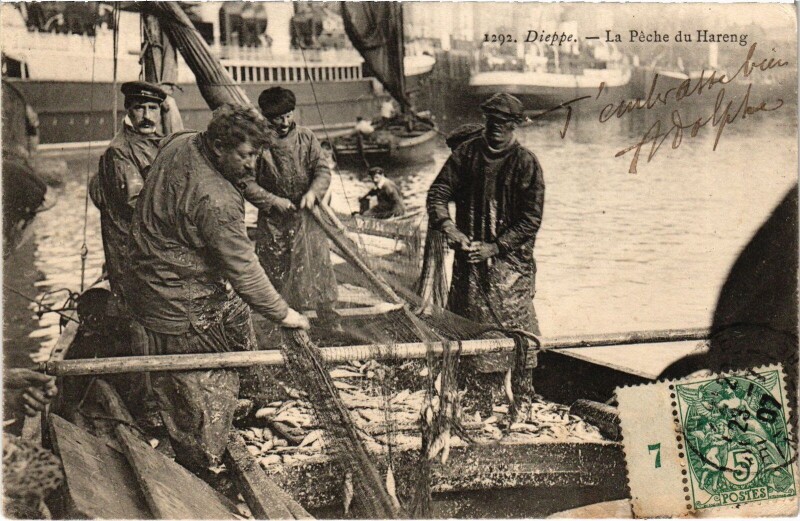 Carte postale ancienne Dieppe La Peche du Hareng à Dieppe