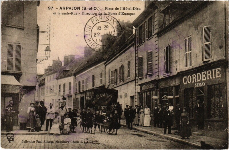 Carte postale ancienne Arpajon Place de l'Hotel-Dieu Grande Rue à Arpajon