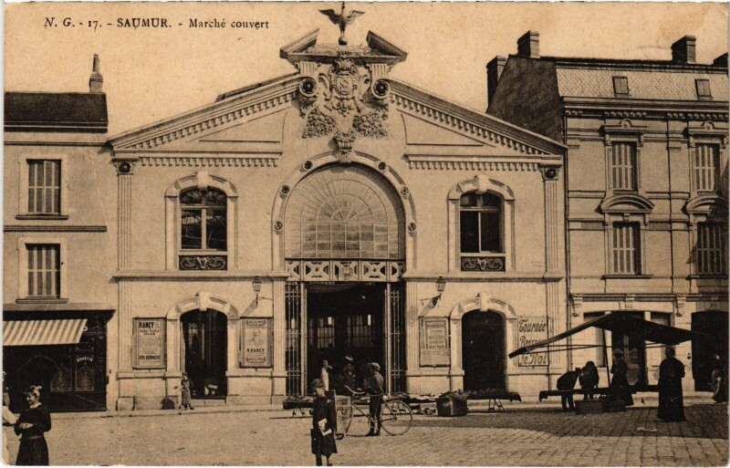 Carte postale ancienne Saumur Marché couvert à Saumur