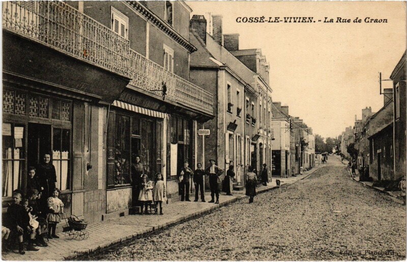 Carte postale ancienne Cossé-le-Vivien Rue de Craon à Cossé-le-Vivien