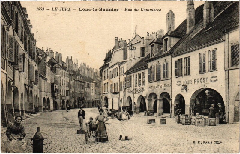 Carte postale ancienne Lons-le-Saunier Rue du Commerce à Lons-le-Saunier
