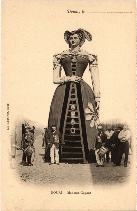 Carte postale ancienne Douai Mme. Gayant à Douai