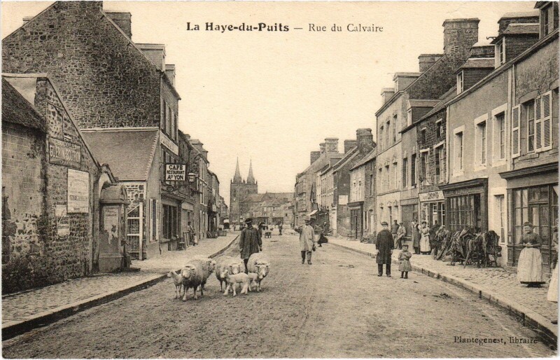 Carte postale ancienne La Haye-du-Puits Rue du Calvaire à La Haye