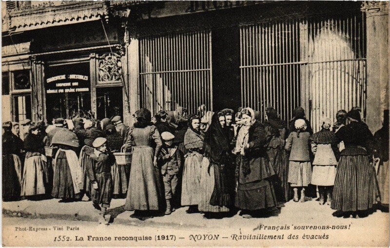 Carte postale ancienne Noyon Ravitaillement des évacués Guerre à Noyon