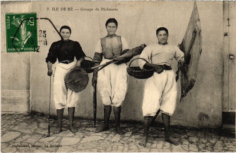 Carte postale ancienne Ile de Ré Groupe de Pécheuses Folklore