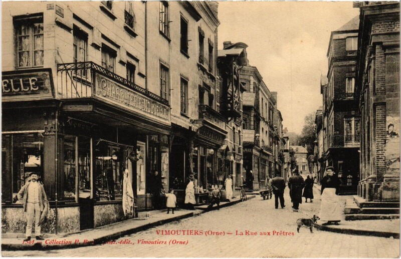 Carte postale ancienne Vimoutiers Rue aux Pretres à Vimoutiers