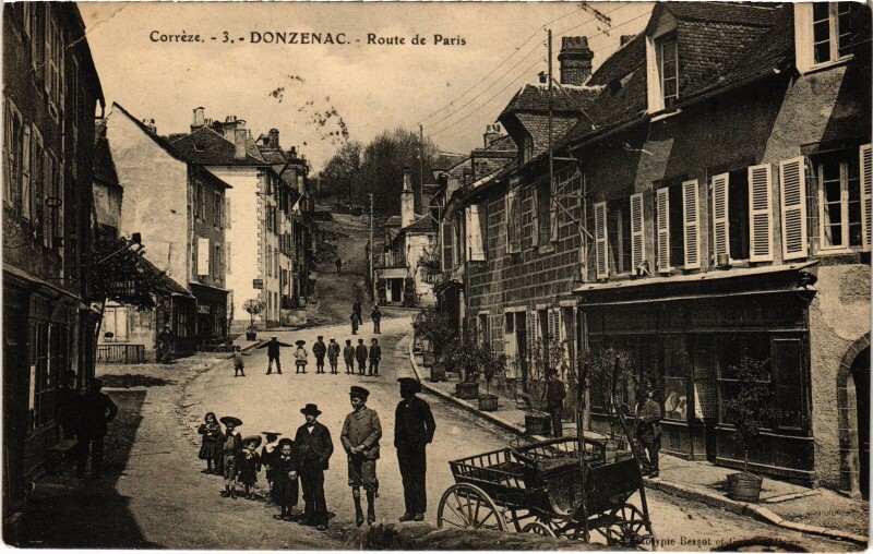 Carte postale ancienne Donzenac Route de Paris à Donzenac