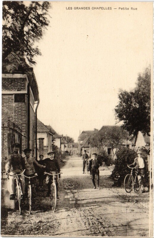 Carte postale ancienne Les Grandes-Chapelles Petite Rue aux Grandes-Chapelles