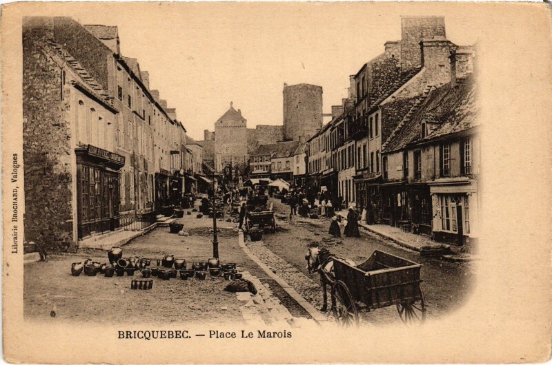 Carte postale ancienne Bricquebec Place Le Marois