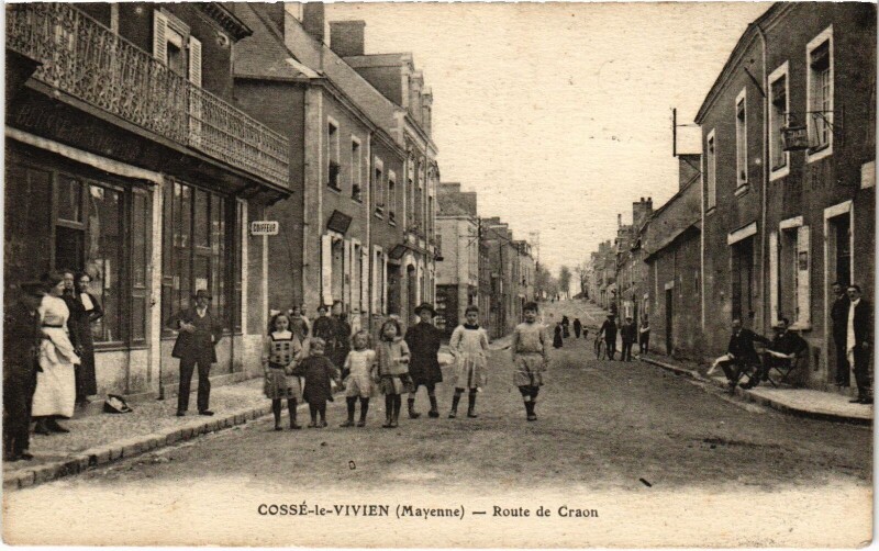 Carte postale ancienne Cossé-le-Vivien Route de Craon à Cossé-le-Vivien