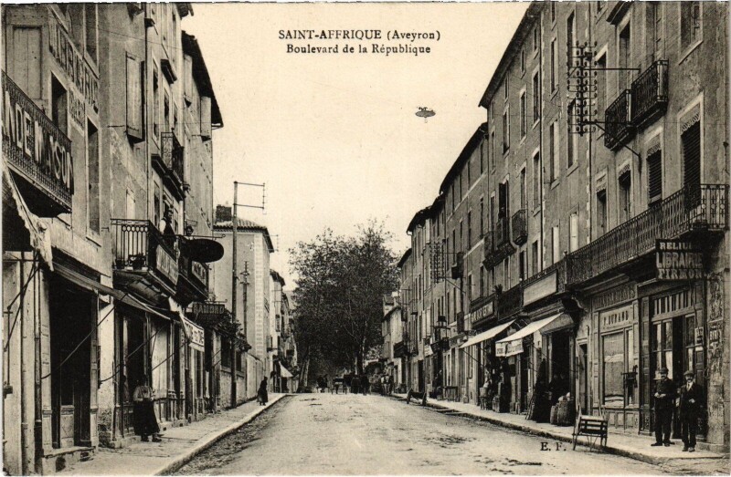Carte postale ancienne Saint-Affrique Boulevard de la République à Saint-Affrique